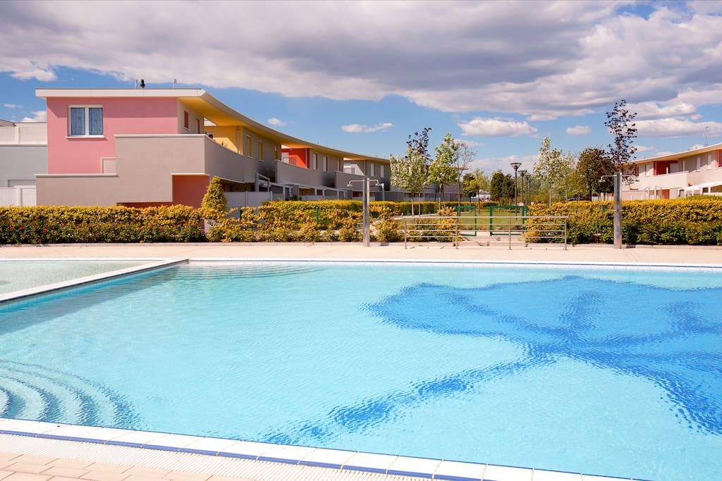 Vista esterna del residence con piscina