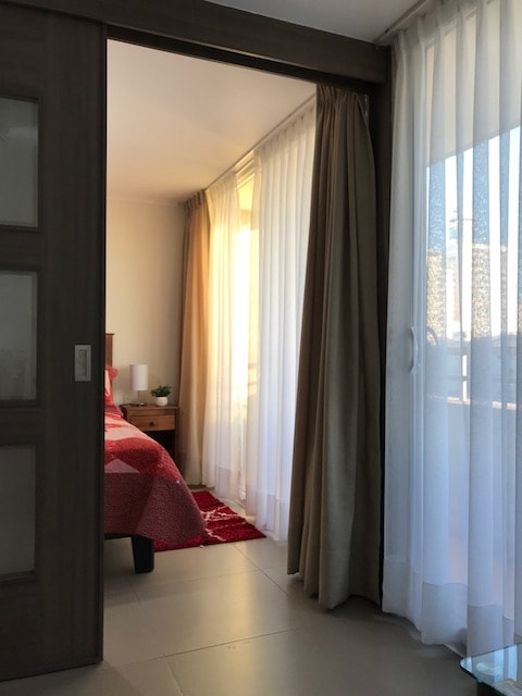 อพาร์ทเมนท์ที่มีแสงสว่างเพียงพอมีหน้าต่างที่สะดวกสบาย