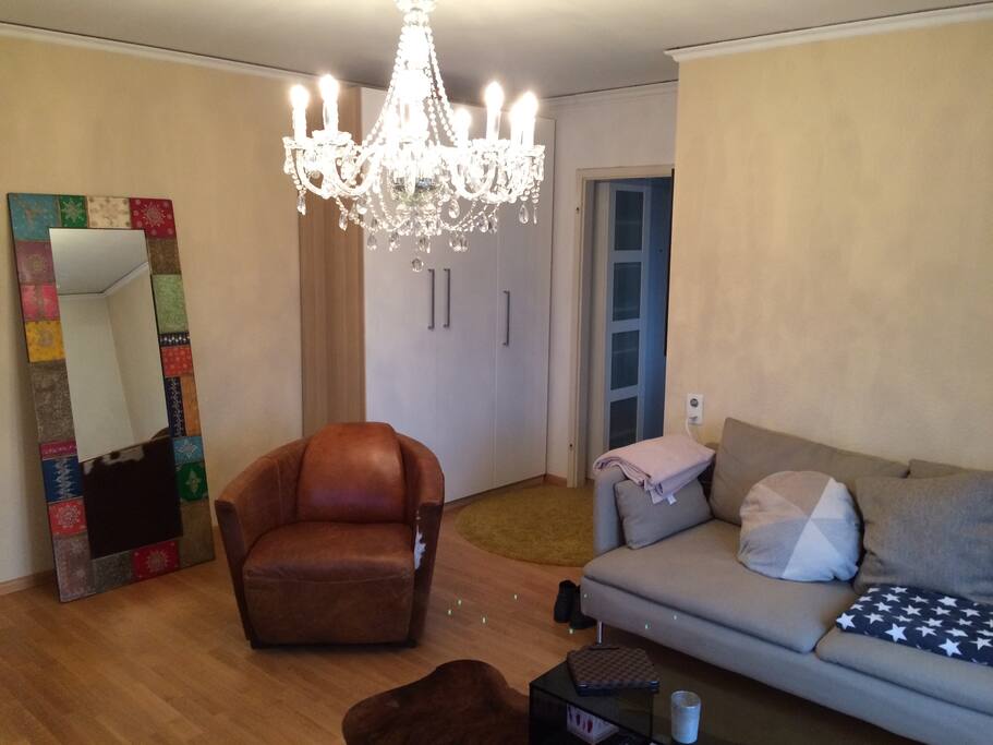 Grosser Sofa, kann man auch als schlafplatz benutzen!