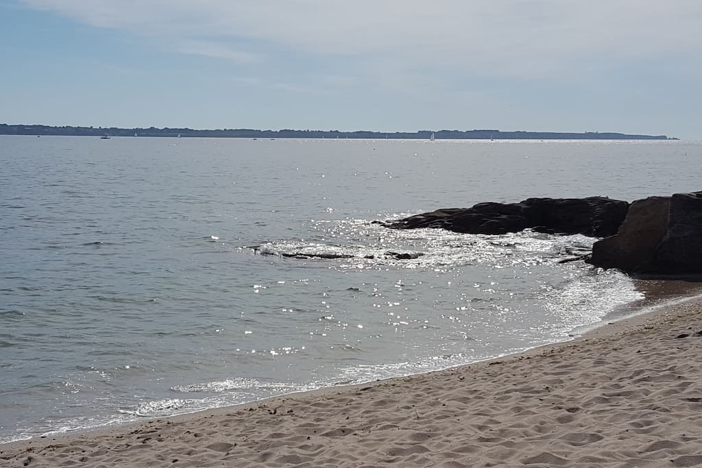 Vue sur l’île de Groix , pointe de Pen Men.