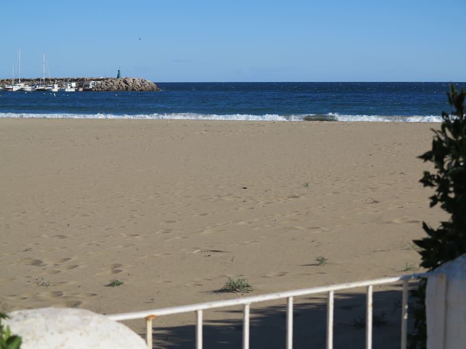 Cancela del jardín privado que sale a la misma playa