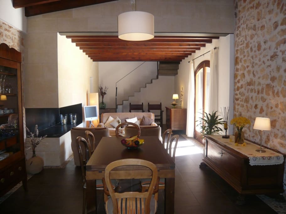 Sala de estar con chimenea