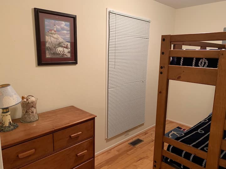 Პატარა საძინებელი ორსართულიანი საწოლებით.