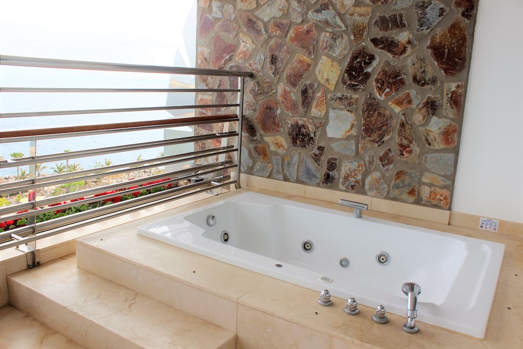 Jacuzzi with Ocean Views ★ Jacuzzi con vistas al mar