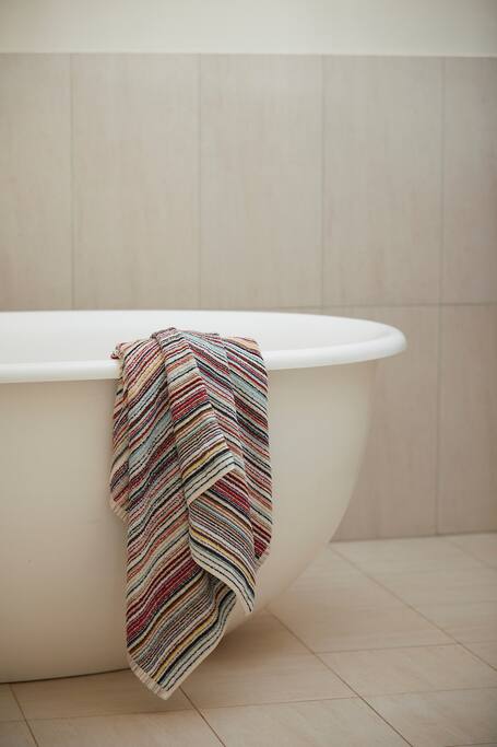 Deep soak bath tub