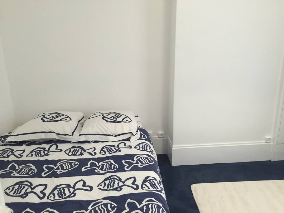 Lit double dans la chambre