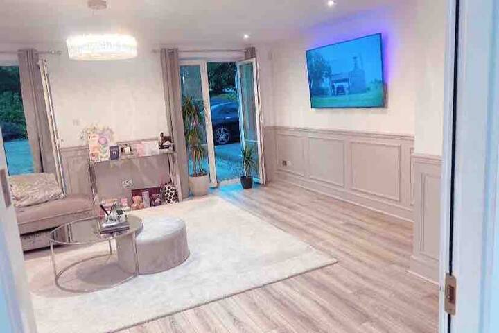 5 min walk to city centre, our 4 bed luxury home gallery image 2