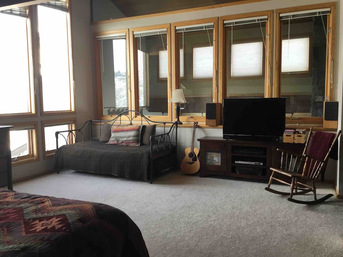 Krevat me rrota në katin e sipërm të dhomës së gjumit.