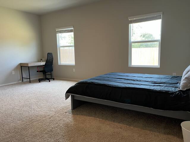 Corp Home 5Bdrm+Flex, 10Bd 3 Ba, Tesla, Samsung gallery image 2