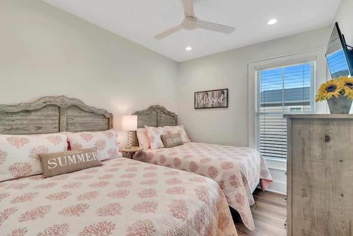 توفر غرفة النوم هذه سريرين جديدين كاملين الحجم مع سجادة بينهما لتنظيف قدميك قبل الزحف إلى السرير. ... رمال الكثير من المساحة للنوم 4 خزانة من الأدراج ، تلفزيون ذكي 32بوصة ، مروحة سقف ، خزانة ،  ومروحة إضافية في الخزانة لاستخدامك. 