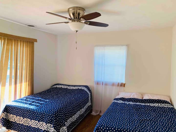 Საძინებელი ორადგილიანი საწოლით
Ნომერში არის კარადა , კომოდი და ტელევიზორი
Ეს ოთახი დაბლაა 