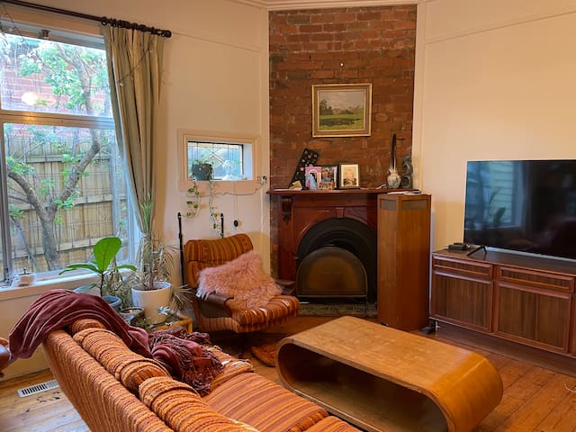 Large family home & garden, close to city gallery image 2