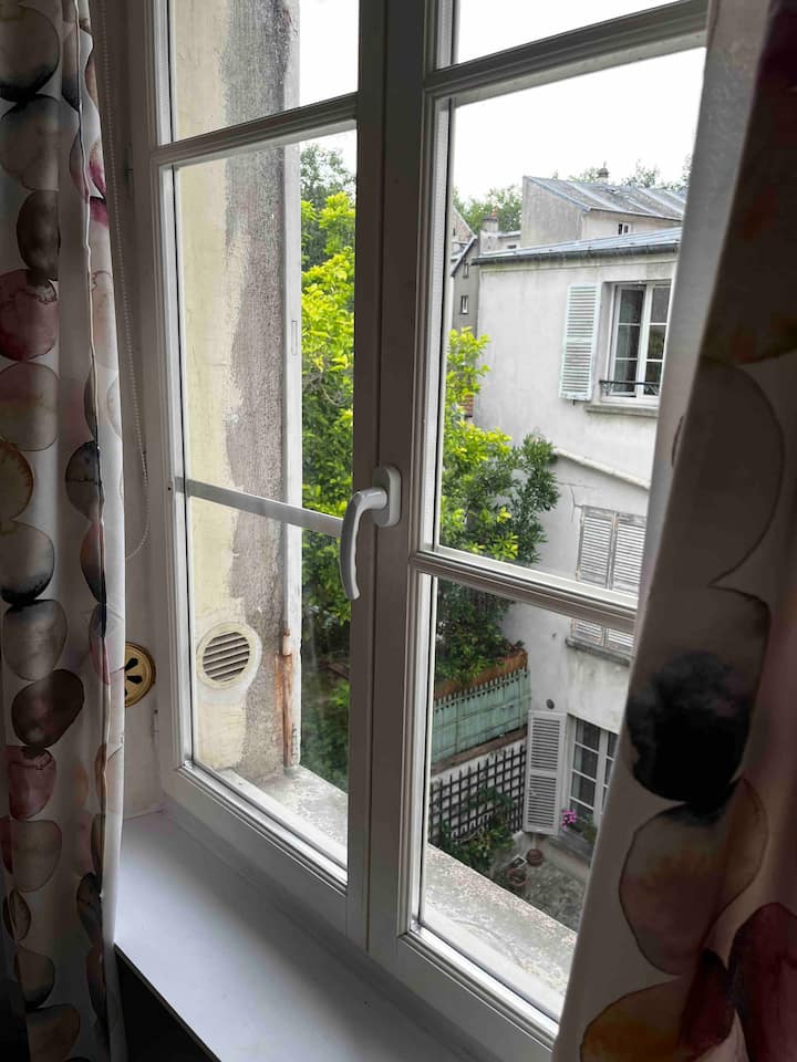 1-ლი საძინებლის ფანჯრის ხედი, რომელიც შიდა ეზოს გადაჰყურებს.