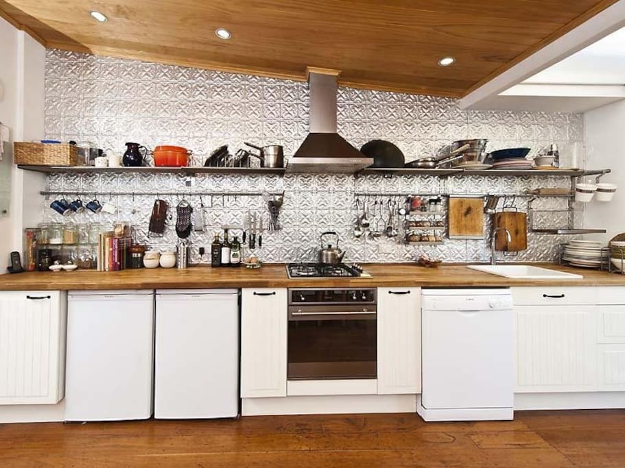 Compact and well equipped kitchen