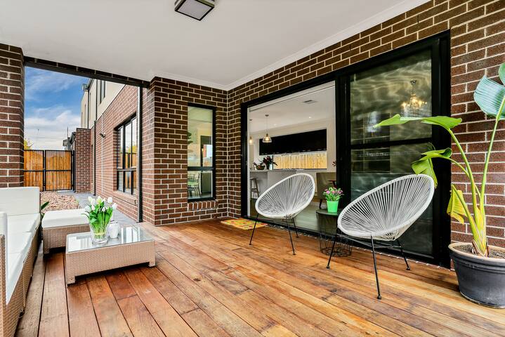 Macpherson Luxe 4BR House by A&J gallery image 5