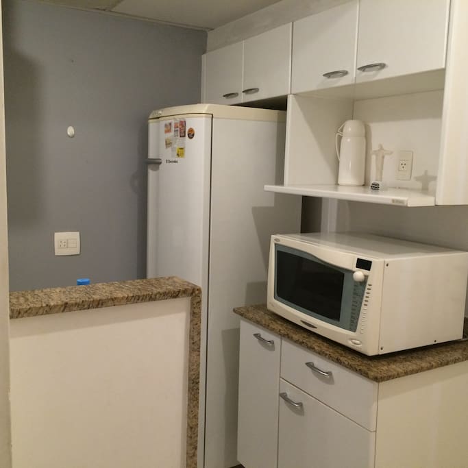 Cozinhas c/ geladeira e microondas