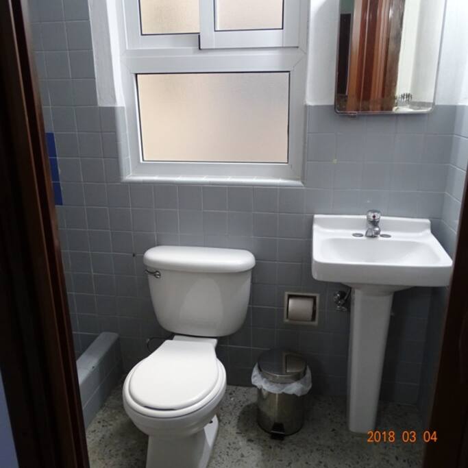 Baño con Ducha con Griferia Lujo, Lavabo con Griferia Lujo y Tasa Sanitaria, con Agua Fria y Caliente