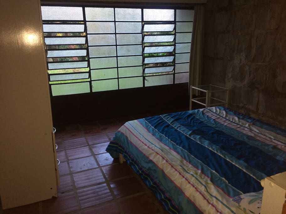 A frente da cama temos a janela panorâmica que oferece uma meia-luz durante o dia com ar fresco fornecido pela natureza. A noite pode-se fechar os vidros e a cortina e temos total privacidade e conforto para uma ótima noite de sono.