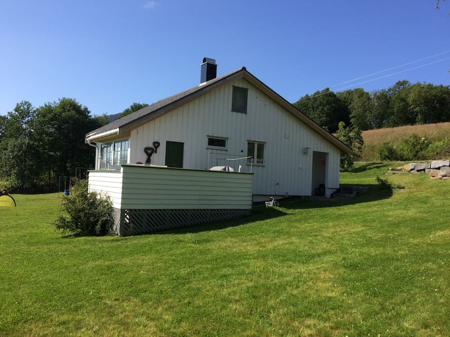 Stort uteområde. Usjenert. Kun to nabohytter.