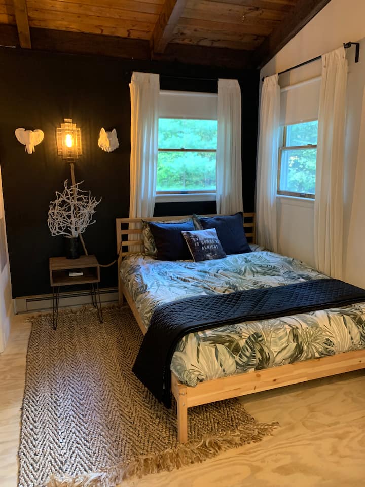 Საძინებელი ზემოთ. საწოლი Queen Size. სძინავს ორ ადამიანს. 