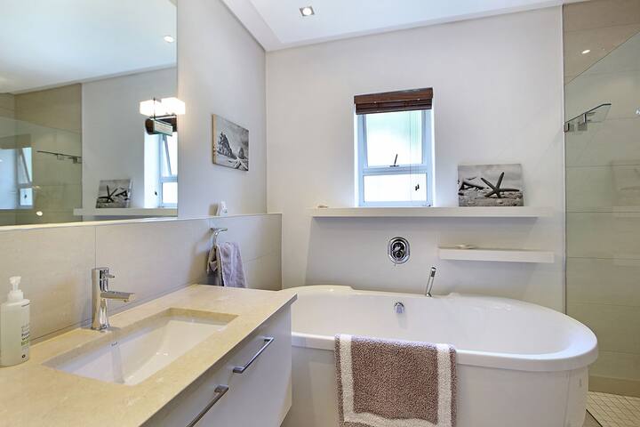 Modern luxurious sea view apartment gallery image 5