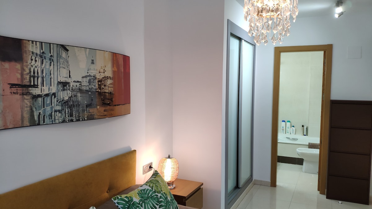 Hlavná spálňa s vlastnou kúpeľňou s toaletou. Vstavané skrine, skriňa na topánky. 