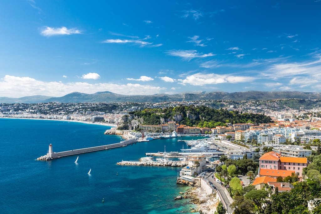 vue du port de NICE depuis l'est, l'appartement est à l'ouest
