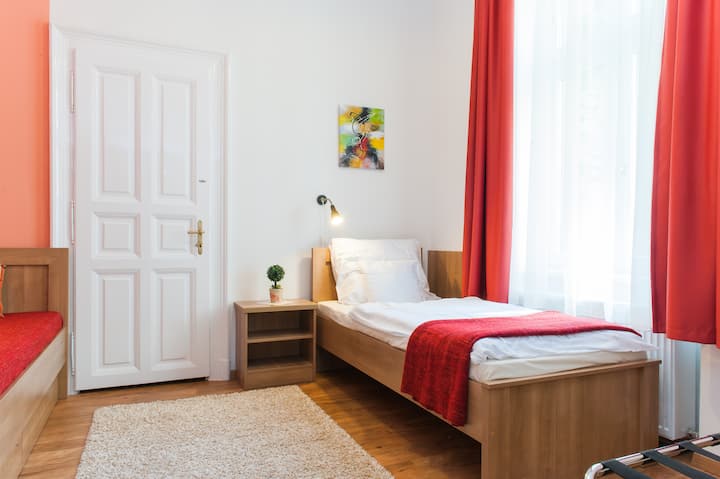 ห้องนอนมีเตียงเดี่ยวขนาดใหญ่ 2 เตียง