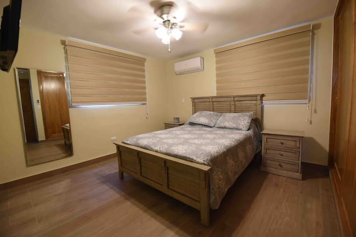 Dormitorio principal. Todos los televisores tienen Netflix, video de primera calidad y cable básico.