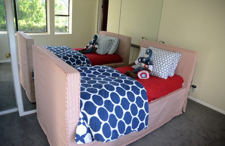 Spavaća soba na donjem katu s pogledom na kanjon i bazen.