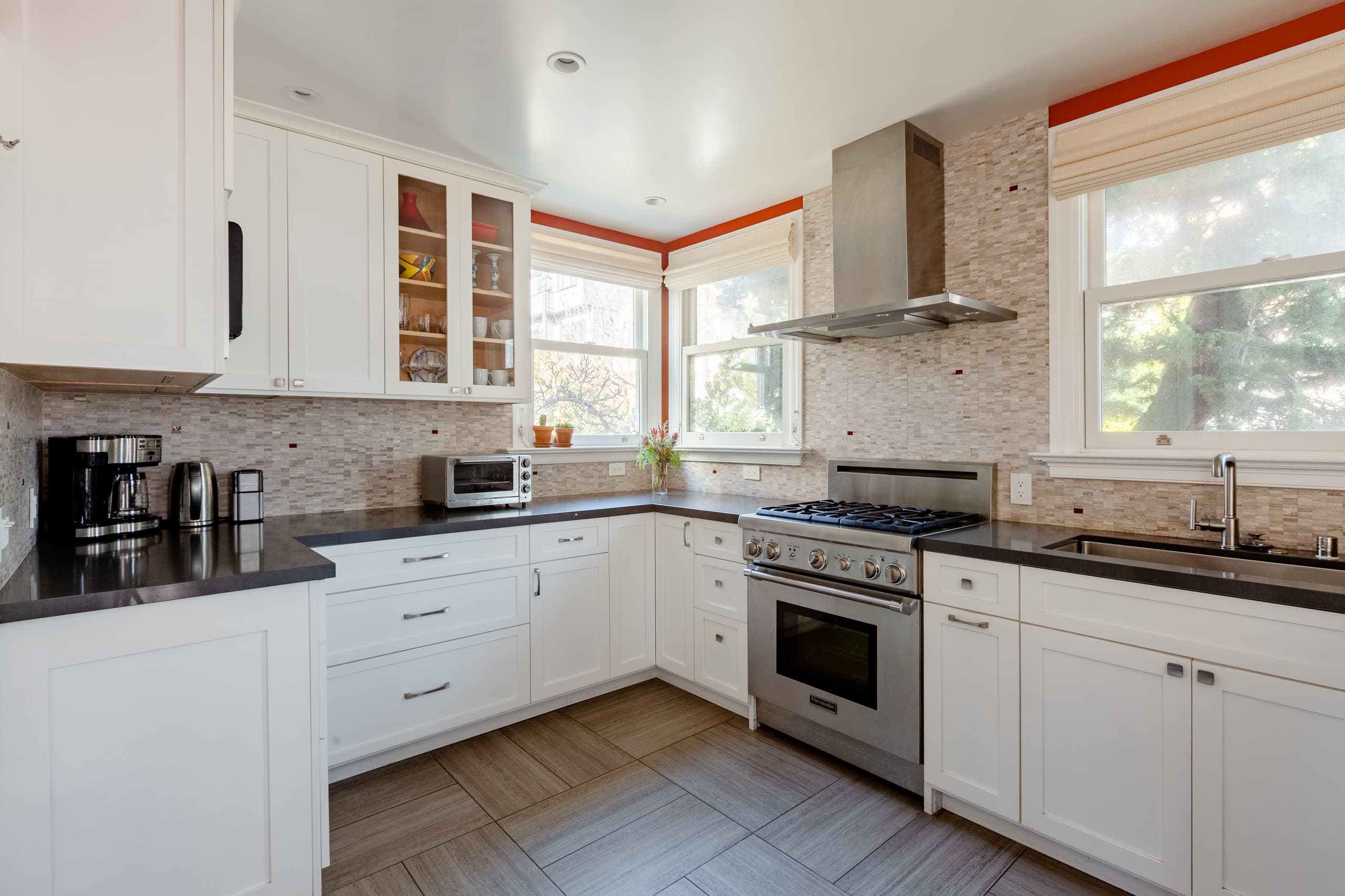 Home in San Francisco · ★4.96 · 2 bedrooms · 2 beds · 1 bath - Image 11