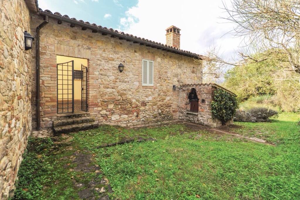 Retro della casa con accesso al chiostrino. Sulla destra il forno a legna.
