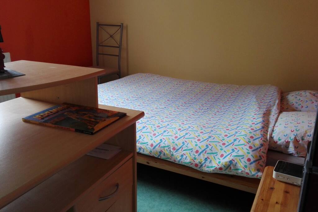 Chambre avec bureau