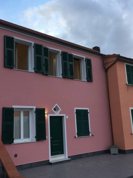 La Casa e il piazzale che può ospitare due auto