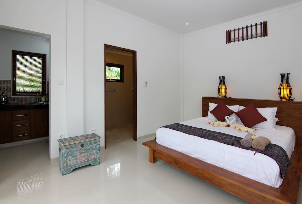 Bedroom with queen bed