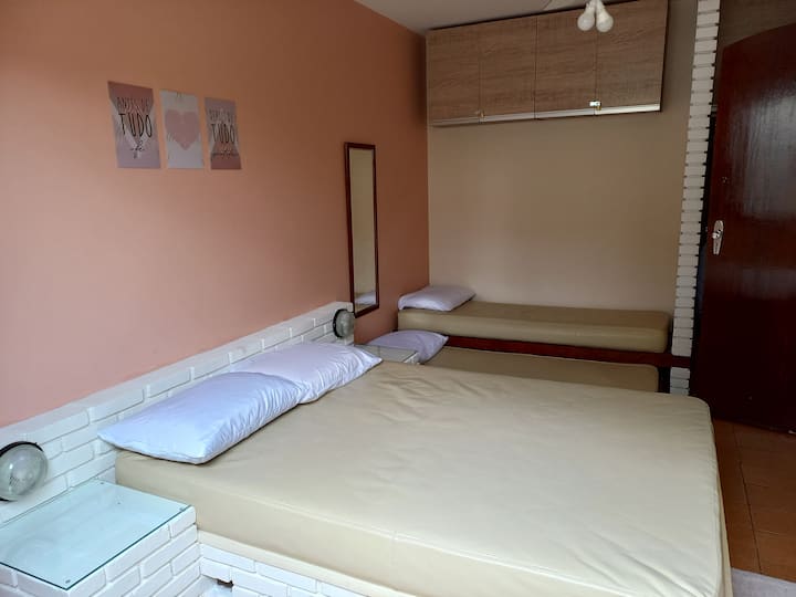 Quarto com cama de casal e bicama de solteiro + ventilador de teto 