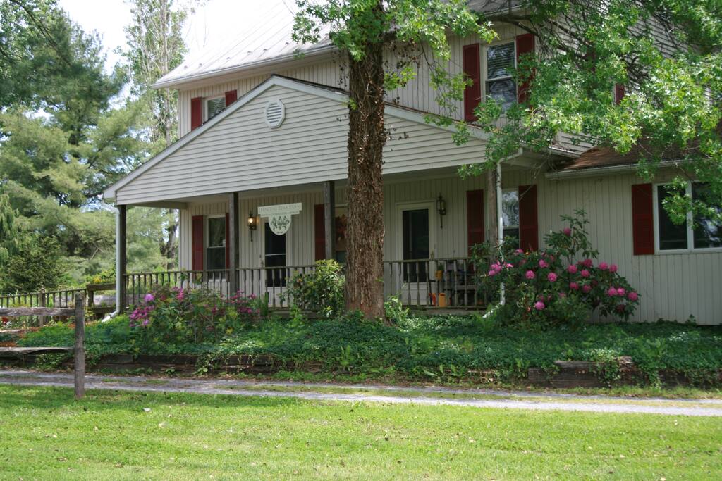 Dancing Bear Farmhouse & Country Bear Apartment