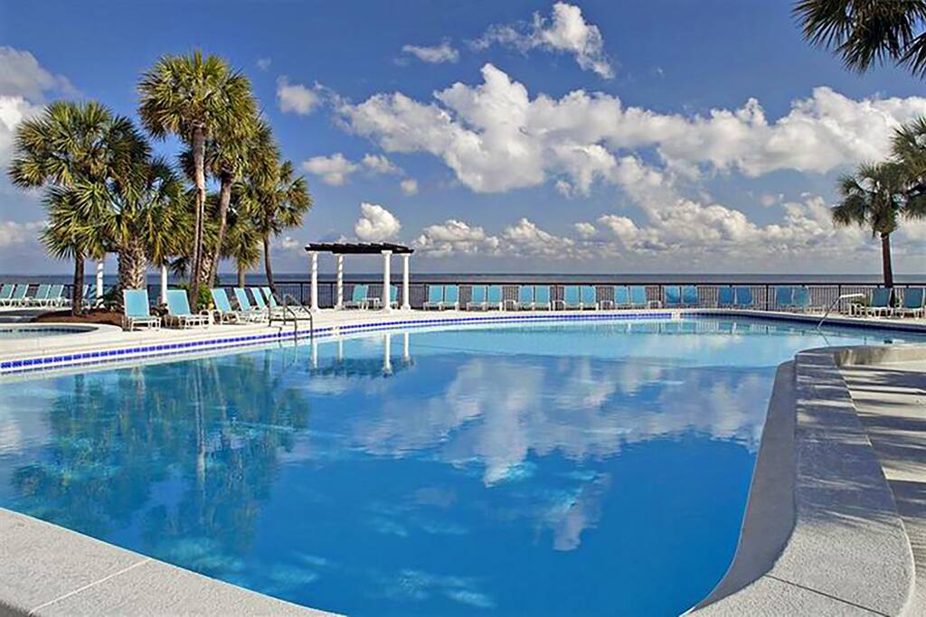 Lovely pool by the bay