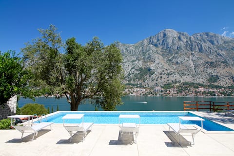 Villa Mima. Luxury Villa with pool in Kotor