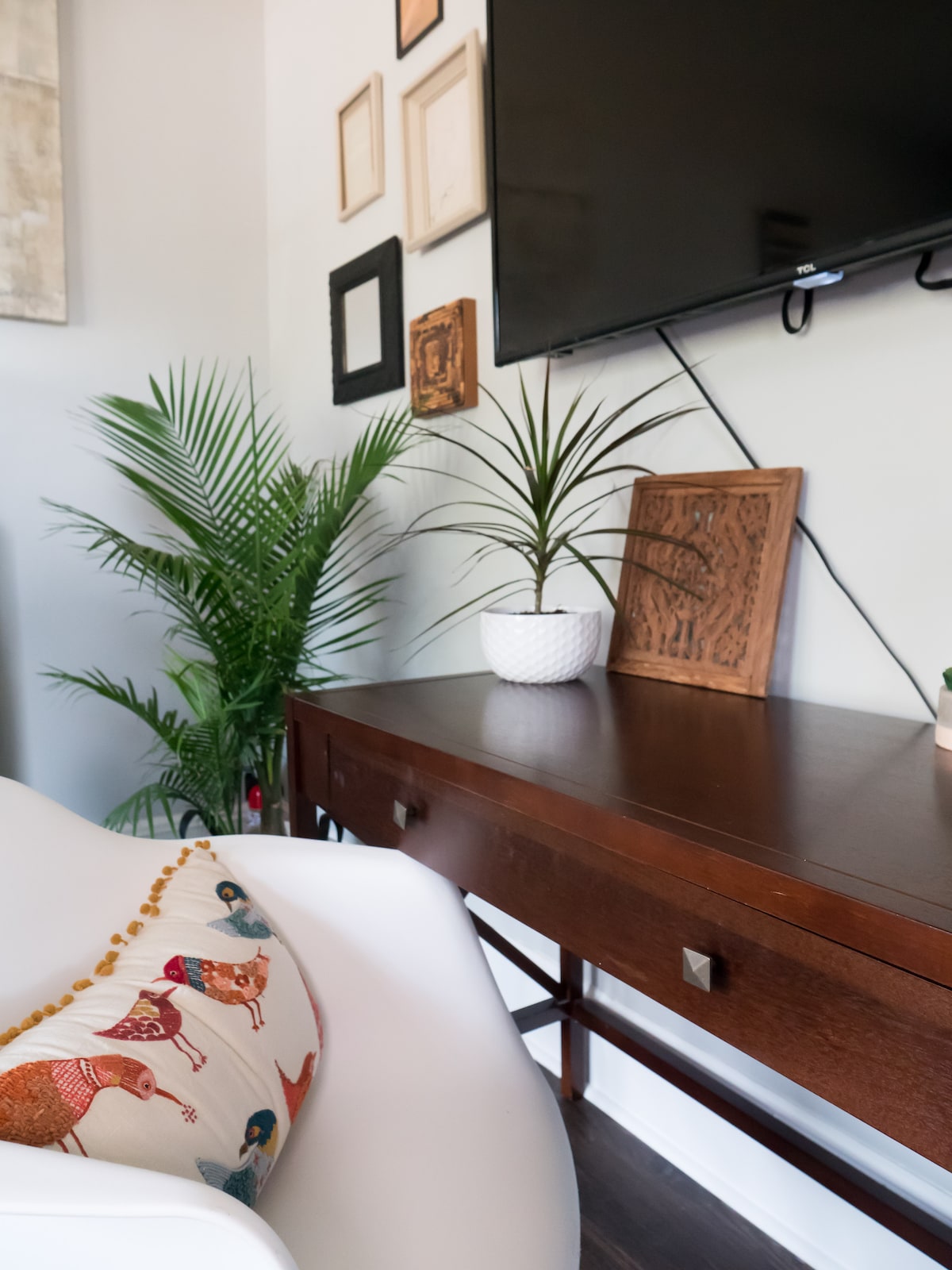 Espace de travail : tiroirs pour le rangement, support pour crayons, chaise ergonomique.