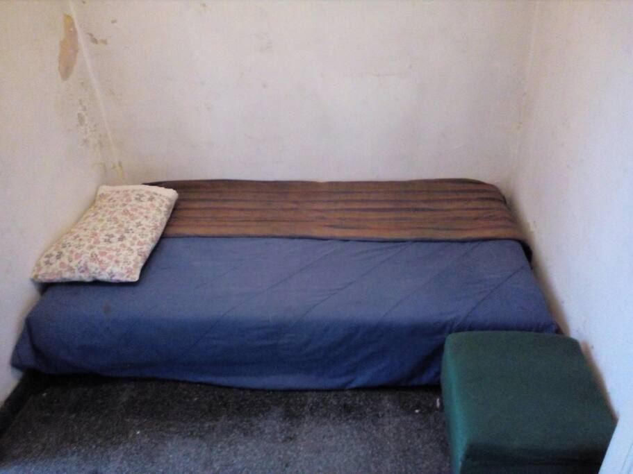 Habitación en 1er piso con baño privado.