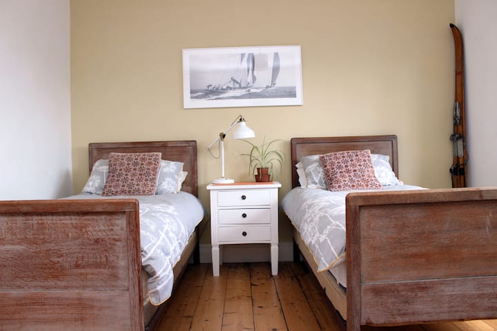 Twin/single/double sunny room in atmospheric house