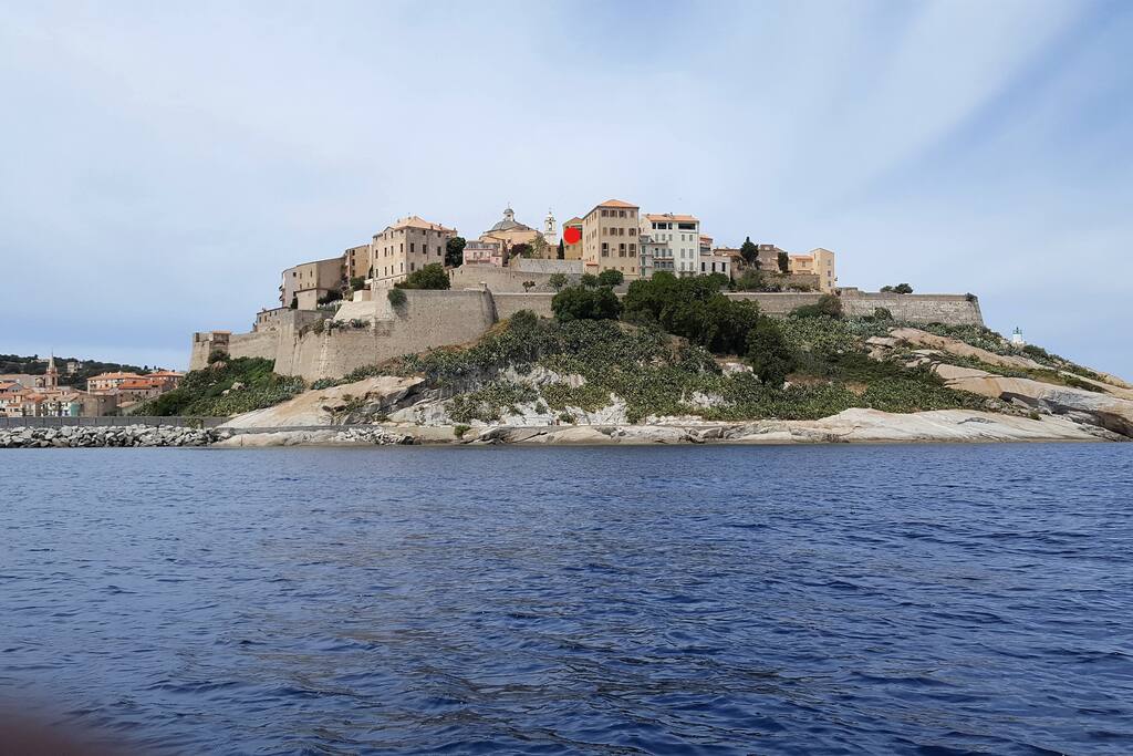 le point rouge indique l'appartement dans la citadelle de Calvi