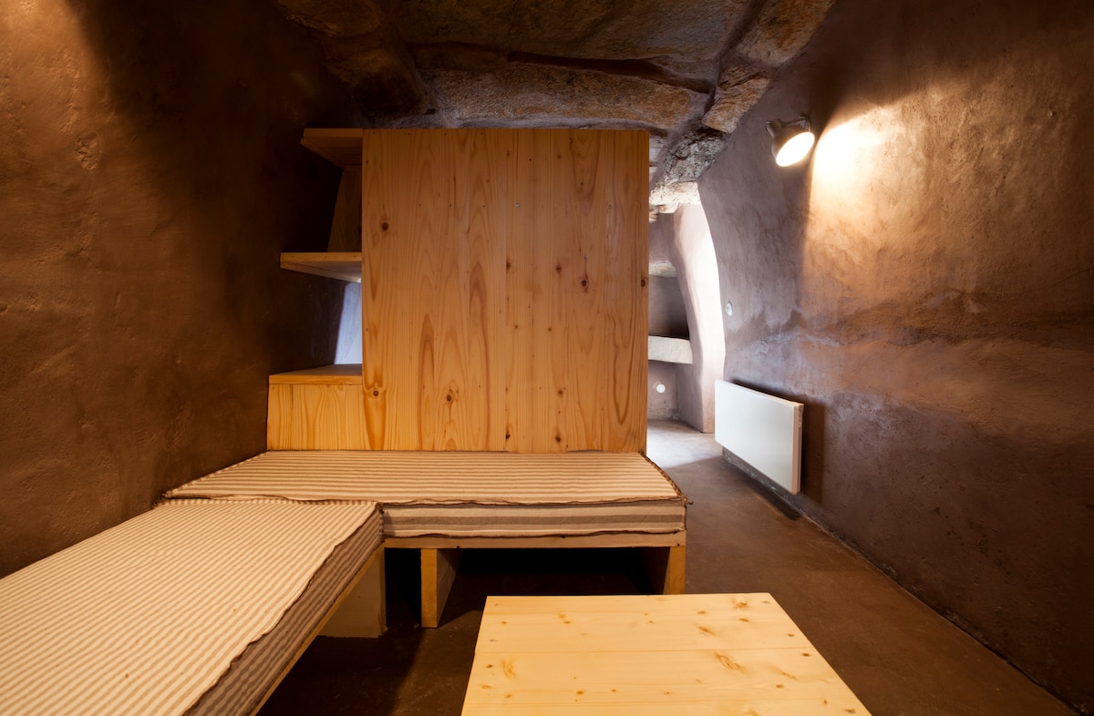 2 sofás cama (60X140) y armario.