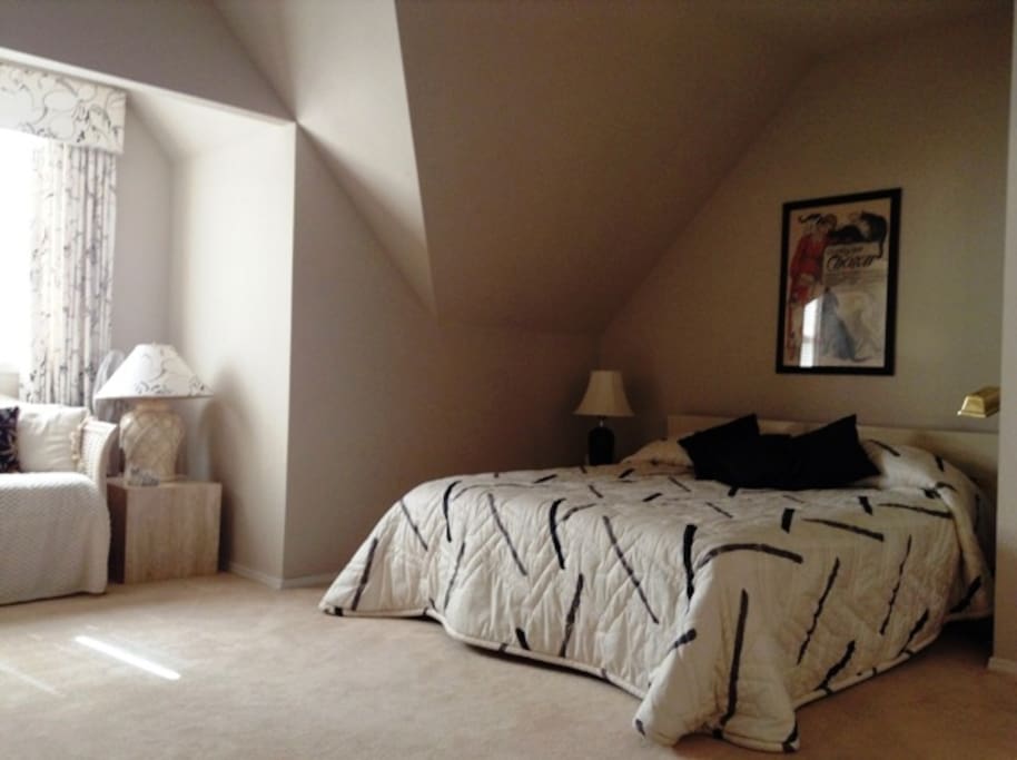 Large master with work table, private bathroom, King Bed