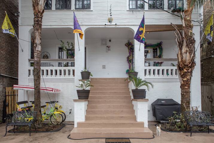 Sweet White Penthouse ,MagazineSt HOT TUB gallery image 2