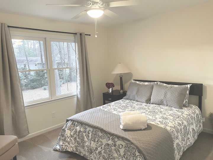 Spavaća soba s bračnim krevetom