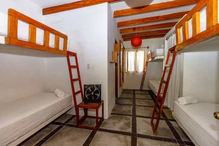 חדר 3 | 3 מיטות קומתיים | קומה ראשונה