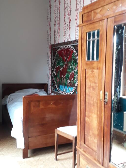 ...das Zimmer mit Möbeln von 1905