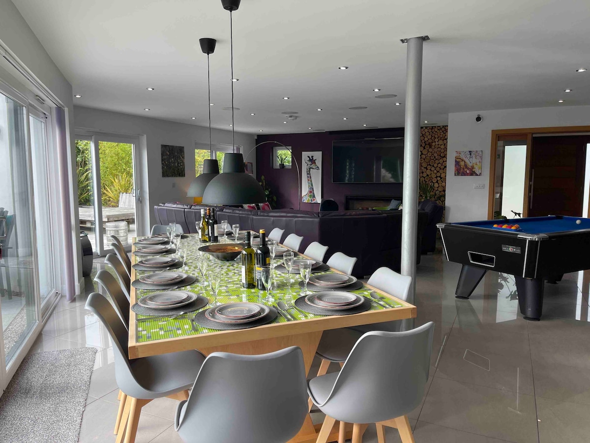 Sleeps 14, Pool tables,Table tennis, Bars & HotTub Houses for Rent in